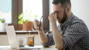 Pessoas frustradas com o trabalho podem ter produtividade e crescimento laboral prejudicados