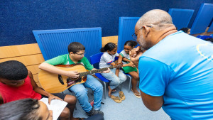 Oficina “Som que abraça” promove inclusão e acesso cultural para jovens