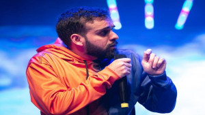 Teatro Cidade do Saber recebe Ítalo Sena com stand-up “Duas Conversas”