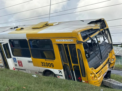 Ônibus fica destruído em acidente na Av. Paralela; imagem impressiona